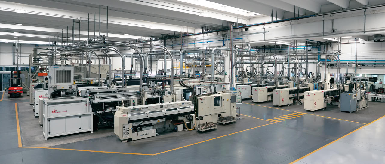 Multi-spindle lathes with bar feeders on the Eredi Baitelli production floor